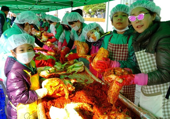 영새마을봉사단으로 활동 중인 강병희군의 가족들도 김장을 담그기 위해 수고룰